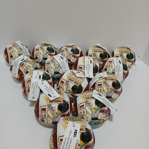 Harry Potter Potions Make it Mini Verse full box of 15 capsules with a UV light - Picture 6 of 6